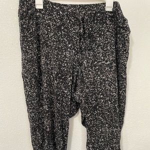 Lightweight althleisure capris